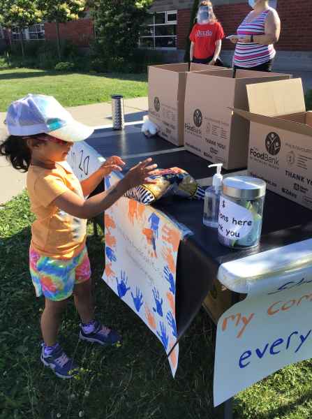 children donating food to the food drive