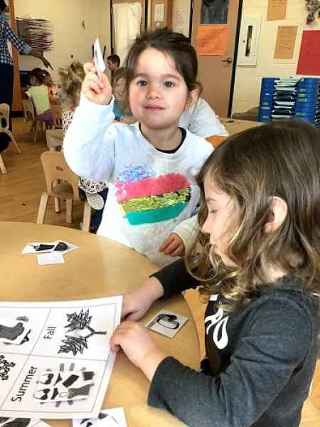 girls matching seasonal pictures